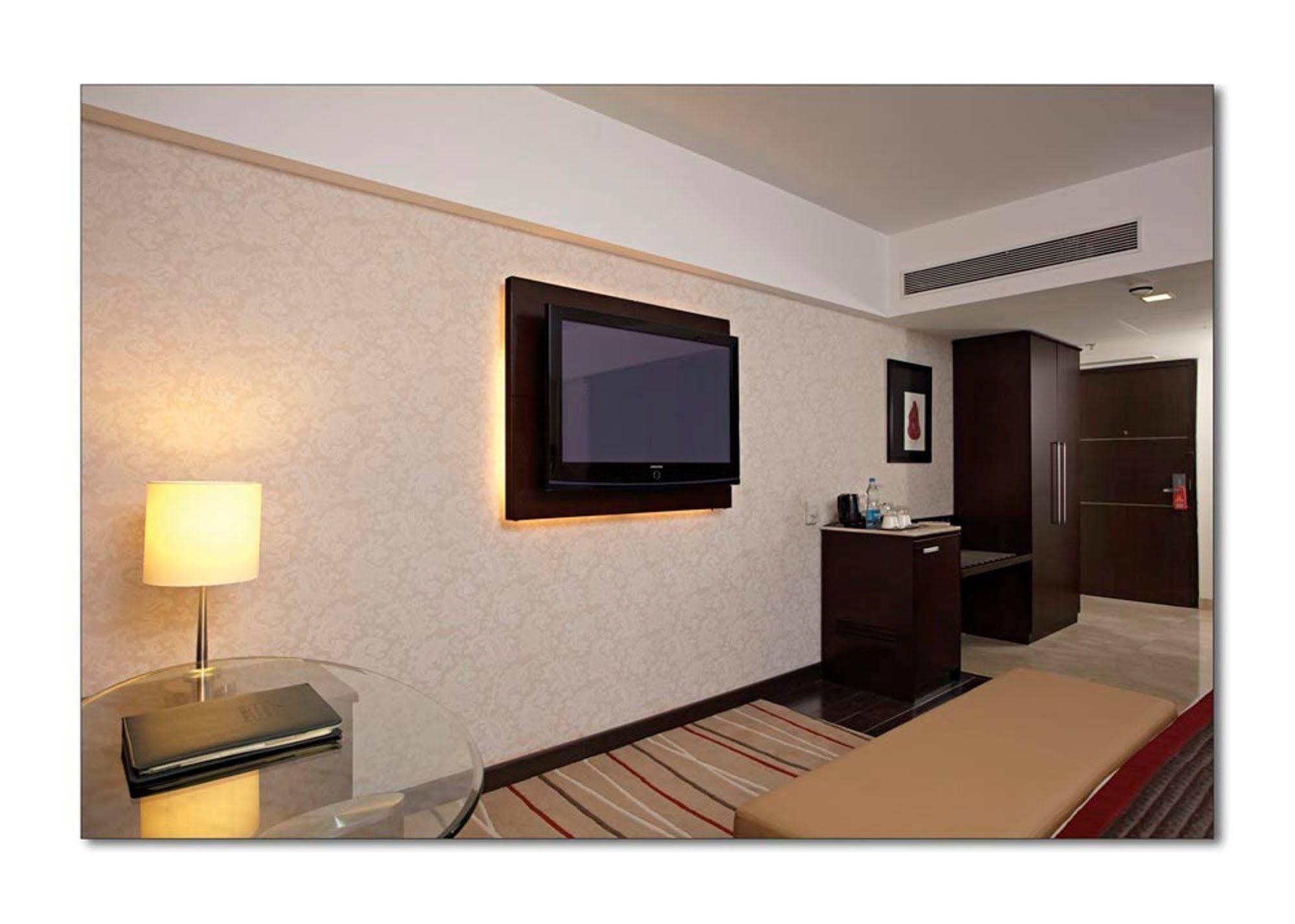 Radisson Hotel Sector 29 Gurugram Gurgaon Bagian luar foto